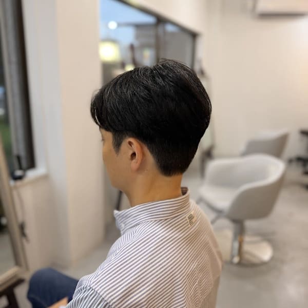 黒髪の丸みシルエットメンズマッシュ