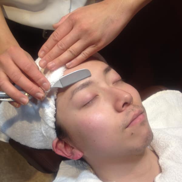 ヒゲを剃る、産毛を剃る、眉を整える、男の身だしなみです。|ヘアーモードキクチ 神田日銀通り店