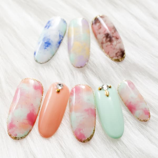 明るいカラー配色や繊細なアート★ネイルを主役にさせたくなるくらいの仕上がり!!|Lean