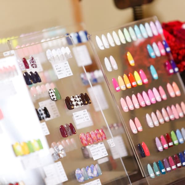 大人の遊び心をプラス♪上品なデザインにシーズントレンドをプラスでオンリーワンの爪先が叶う☆|nailsalon ecarina