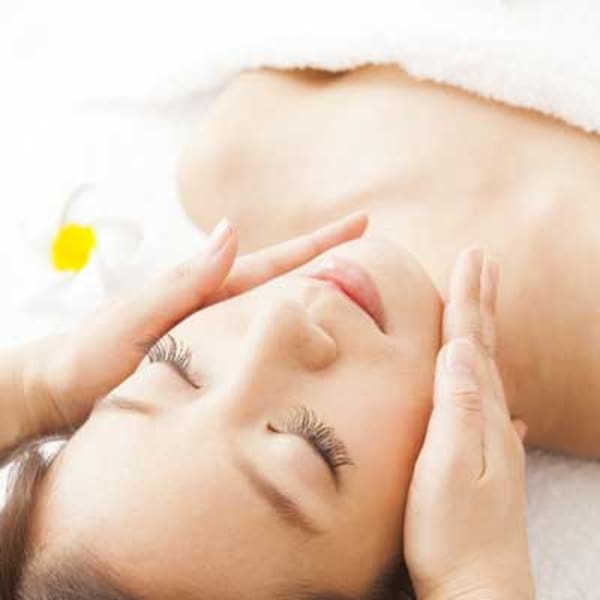 クーポン♪フェイシャルイオン導入60分＋最新ＬＥＤフラット100本13,700円|Uran Urara