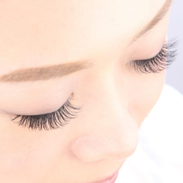 ★ボリュームのある目元にしたい方に★オフ込120本￥3,990／無制限付け放題￥4,990が人気！！|BEAUTY LASH DOLL店