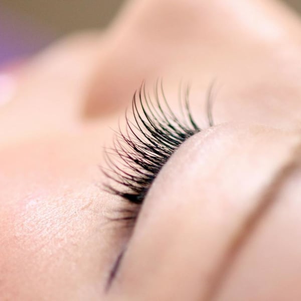 個室の空間で地まつげのように自然で上質な目元を実現|EXCELLENT eyelash 長崎店