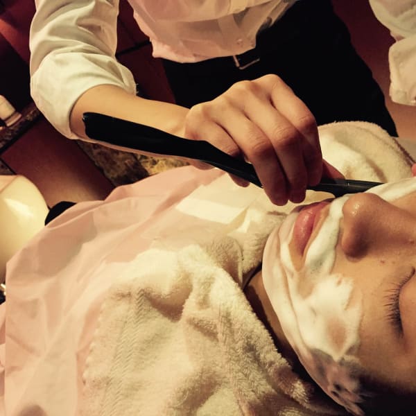 【メンズシェービング】男性の身だしなみ お髭はもちろん、眉や耳などの産毛までツルツルにお剃りします|ヘアーモードキクチ 銀座店