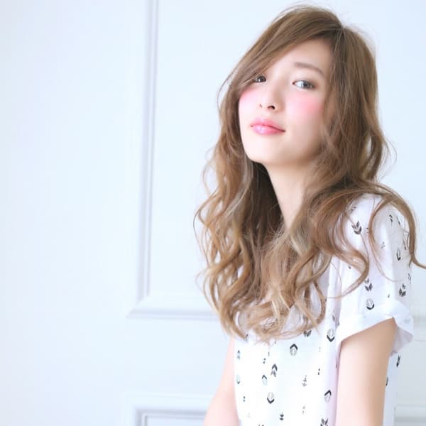 バツグンのセンスで必ず似合う色に!デザインカラー絶妙なニュアンス|髪質改善&縮毛矯正 DOLL阪急高槻 ハイライト/白髪ぼかし/Men’s