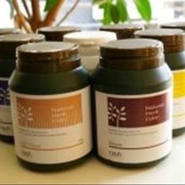 ダメージを気にされる方、頭皮が敏感な方におすすめの白髪染め（グレイカラー）です。|Que hair