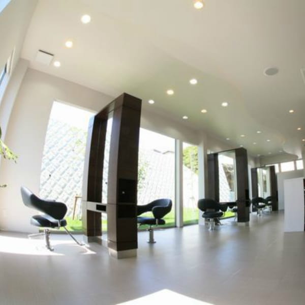 なんといっても開放的な空間が魅力♪お外からはセット面が見えないようになっているのも嬉しい★|HAIR DESIGN Dam