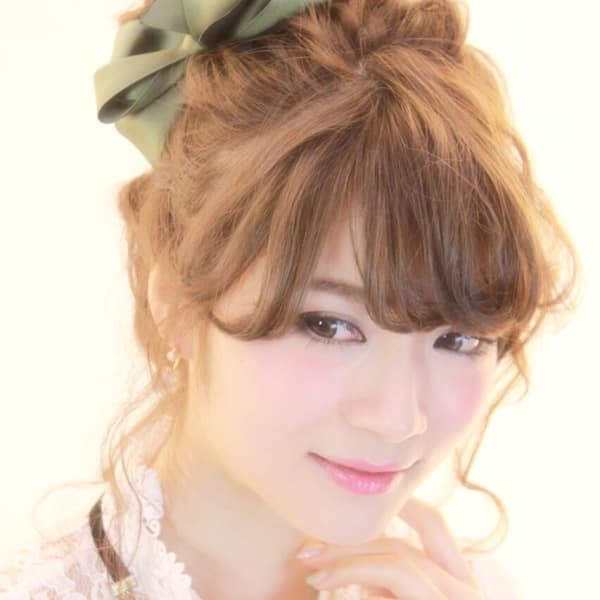 女性らしさを引き出す波ウェーブシニヨン|Anjo