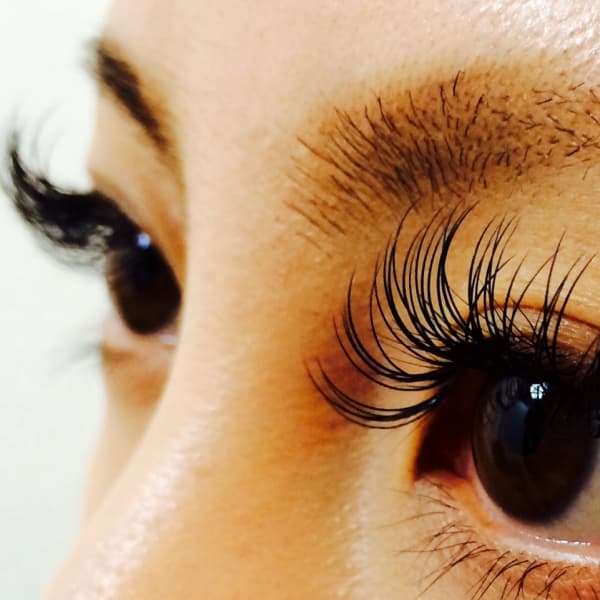 まつ毛のクセを見極め高い技術力で丁寧に施術!!|FIELD