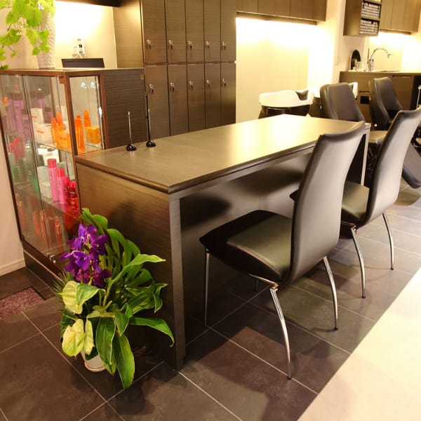 【伏見駅から徒歩3分】お客様が店内に一歩踏み入った時からISAのおもてなしが始まります―…|美容室ISA 伏見店