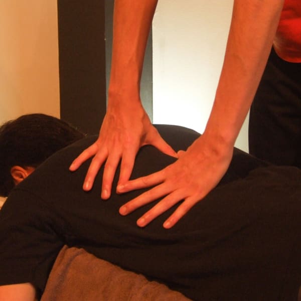 首・肩のコリをじーっくりと揉みほぐします!|もみ~な 駒沢大学店