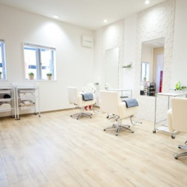 明るい店内でくつろぐサロンタイム♪|HAIR SPA AMANNA