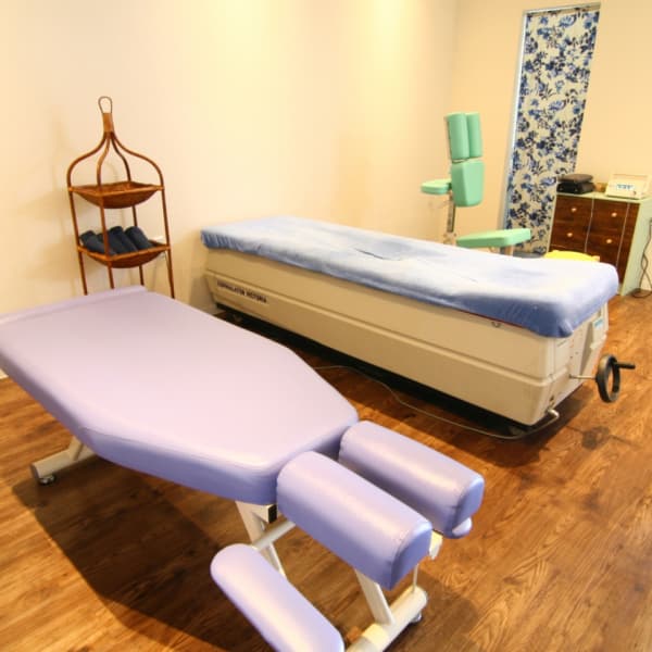 広い施術スペースでゆっくりとくつろぎながら身体のケア♪|宝カイロプラクティック