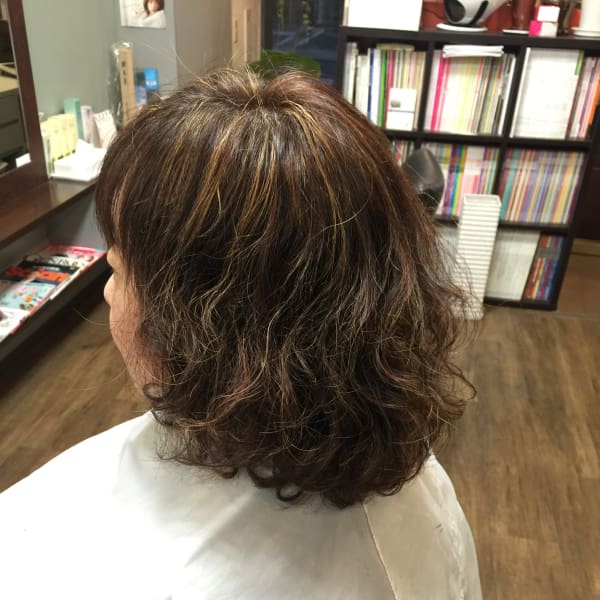 癖毛と両立できるパーマ。癖毛がそのままでは中途半端な感じが気になる、とのご相談。|polish.custom-hair