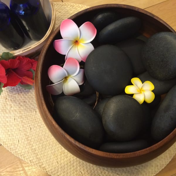 ポハク（ホットストーン）で代謝機能アップ|ハワイアンリラクゼーション Pua Lani