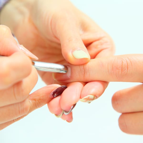 爪の傷みを軽減🤔ネイルケアがセットのジェルネイルで、ナチュラルネイルを改善👌|ネイルサロン プリューボゥ