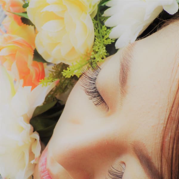 当店人気No1の最新技法3Dボリュームラッシュで羽のようなふんわりボリュームのセクシーな目元に♪|Royal Therapist 袋町店