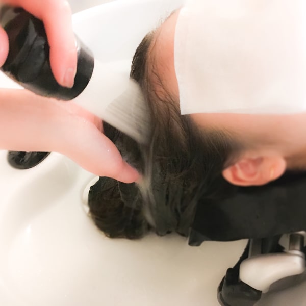 心地よさに包まれるー...フルフラットになるシャンプー台で、髪だけでなく身体も癒す！ |altino HAIR GARDEN 国分寺