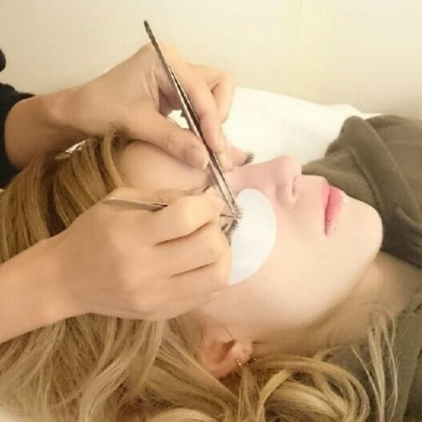 国産低刺激グルーと軽くて柔らかいセーブル|池袋まつげサロンKalonパリジェンヌマツエクマツパ