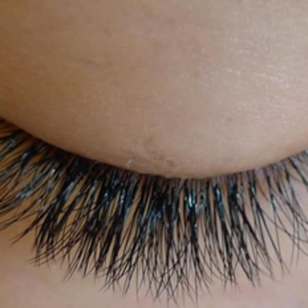 マツエクエキスパート！　シングル、ボリュームラッシュ、フラットラッシュ、長さもカーブも材質も豊富です|Eyelash Holic!恵比寿店