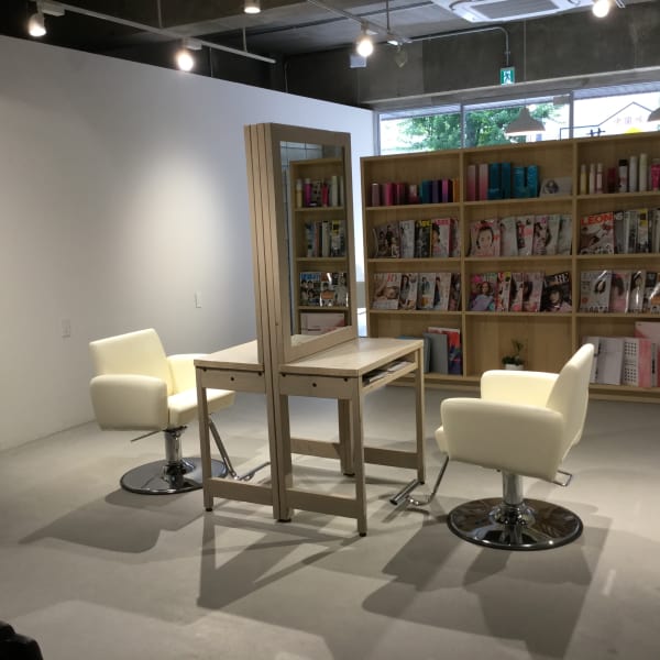 贅沢な広い空間は　フルフラットで店内のセット面２席のみ！！|Hair Create Office 125