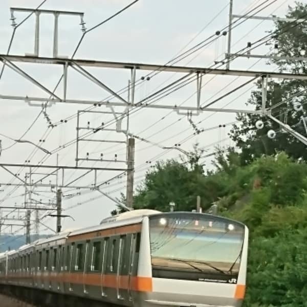 目の前に電車が走るので電車好きのお子様は大喜び♪|お子様連れ専用美容室Chakura