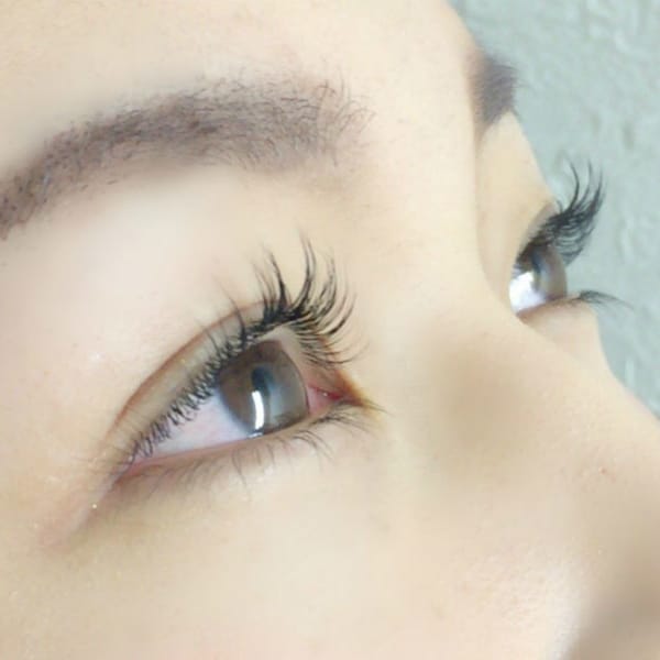 高技術のスタッフがどこから見ても＜美しい目元＞へと導きます！|Hills nail