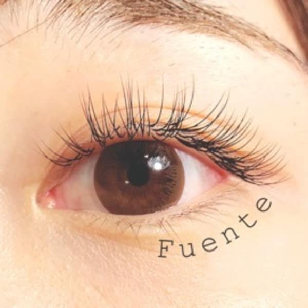 落ち着いた雰囲気と完全個室のプライベート空間は居心地の良さ◎|Fuente eyelash