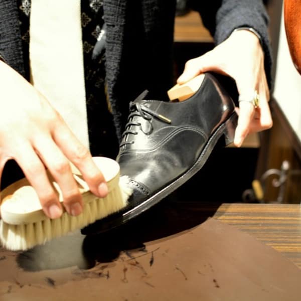 本格派・靴磨き職人がいるバーバーショップ|Barbering Method produce byヘアサロン大野