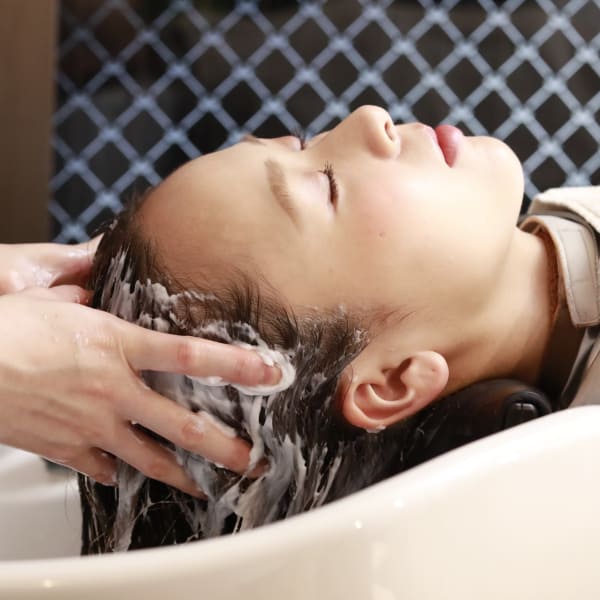 【21時まで営業】LaLarOomoオリジナルヘッドスパなら叶えるエイジングケアリフトアップSPA|LaLarOomo 新宿 髪質改善×カラー 【ララルーモ】