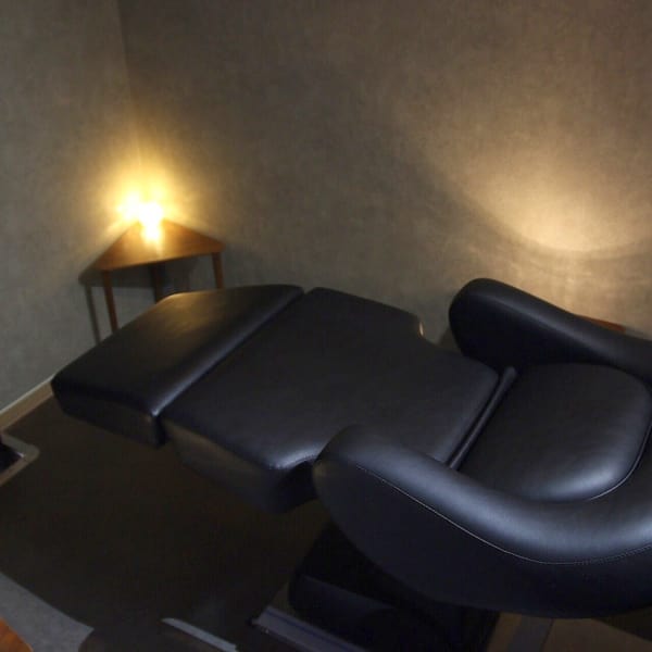 個室シャンプールームで受けるオーダーメイドスパ*厳選した商材を取り揃え、一人一人の悩みと向き合います|Antica by eleanor