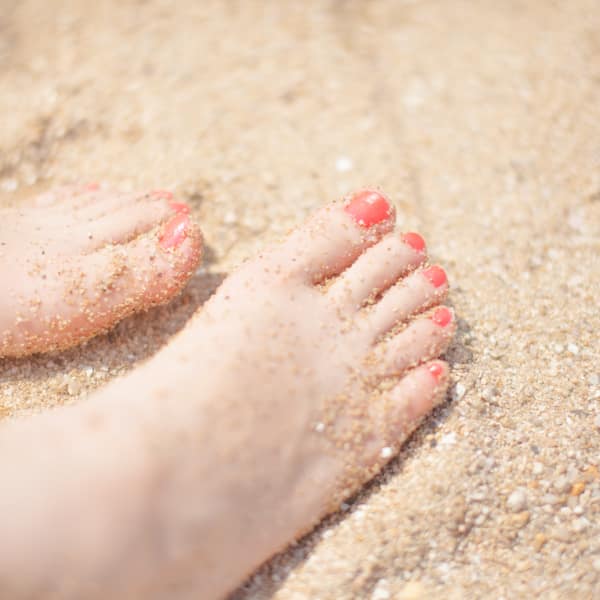 足の痛み、足の悩みがつらすぎるあなたへ。外反母趾も魚の目も巻き爪も姿勢と関係あります。|KCSセンター恵比寿