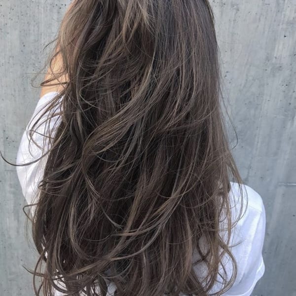 外国人風パーマStyleにもパールハイライトカラー上品ハイライト|RIMA