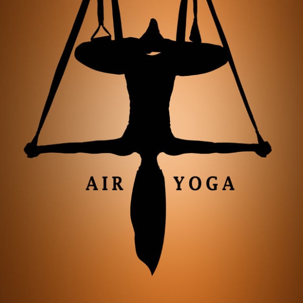 重力による負担から解放されて浮遊感も楽しめる、エアリアルヨガ|隠れ家サロン ノスタルジア