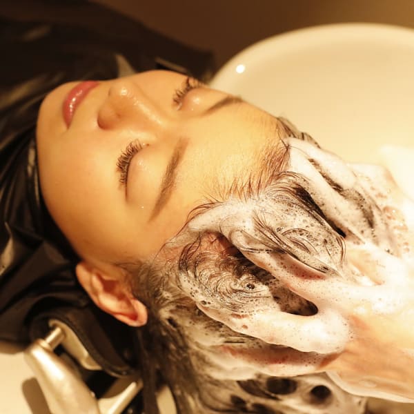 【平日21時まで営業】半個室のフルフラットシートで行う極上ヘッドスパで癒しのリラックスTimeを。|新宿2丁目美容室second