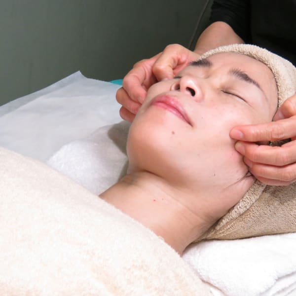 頭スッキリ首肩スッキリ☆小顔を叶える新しいメソッド「リフトアップ整顔」|シャンジュモン