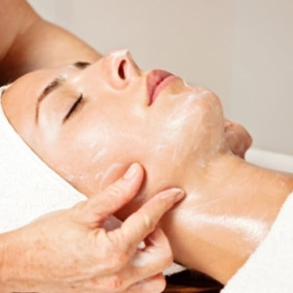 一度で小顔とリフトアップに抜群の効果を実感できます 3Dリフトアップデトックストリートメントが人気|美肌改善専門 サロン・ド・R