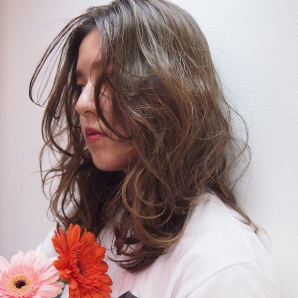 外国人風の透明感を引き出すアディクシーアッシュカラーで、柔らかな抜け感と艶のある美しい髪に仕上げます|Laraca