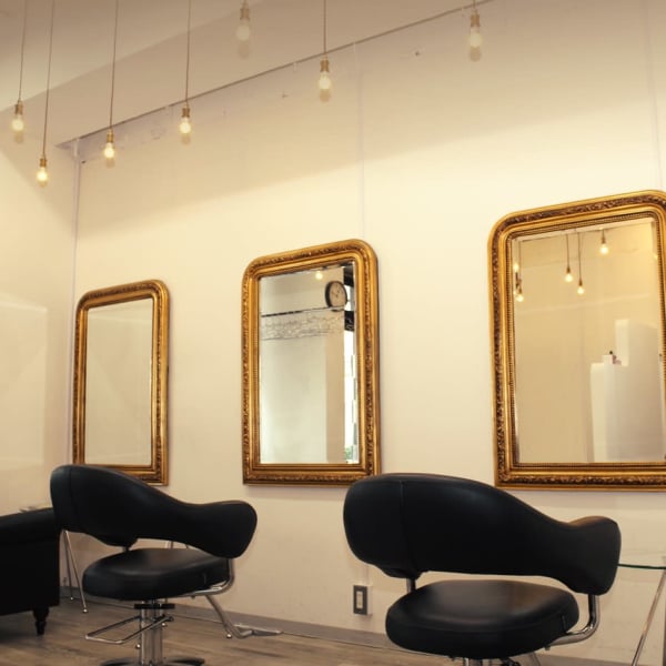 平日【21：00まで営業】しているので、お仕事終わりの方も気軽にご来店頂けます♪|locoDeart hair room