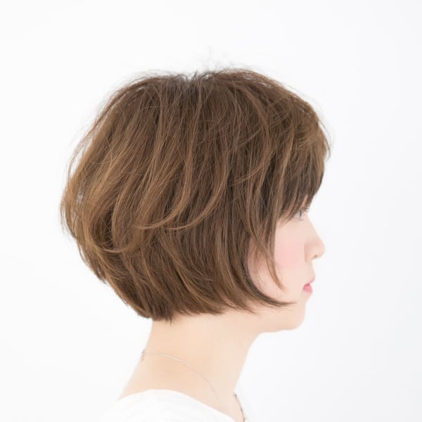 広めに作ったワイドバングが特徴なショートボブ|amani en