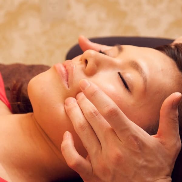 大人気★【持続する小顔調整】 表情筋引き締め 顎関節の調整 で左右差の無い美しい小顔|ヴィオーデ美容整体サロン 二子玉川店