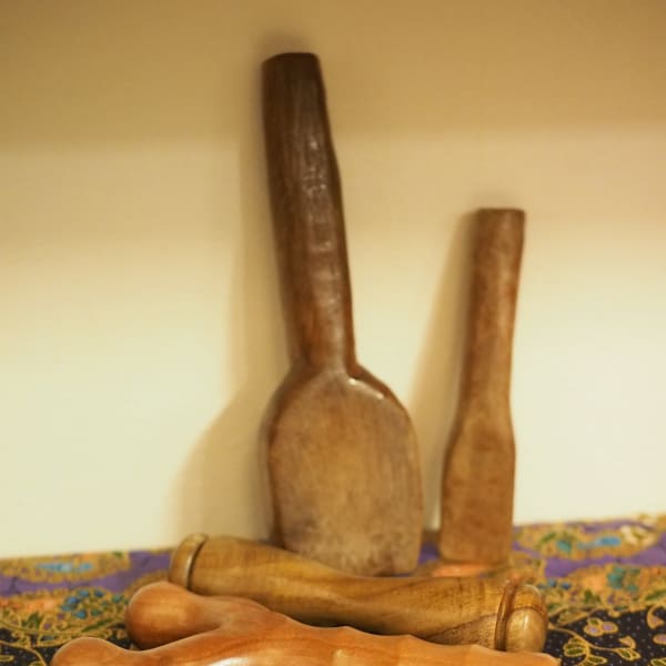 タイ北部の伝統セラピー【トクセン】木槌の響きでコリの深部まで癒します。|猫のいるタイ古式マッサージサロン にゃんぐりら