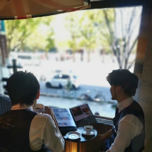 青山通りが見えるバーバーカフェ|Barbering Method produce byヘアサロン大野