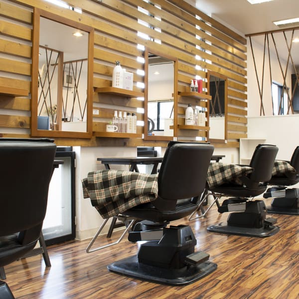落ち着きのある雰囲気の中“オシャレになる時間”を楽しみませんか？|アラキ美容室