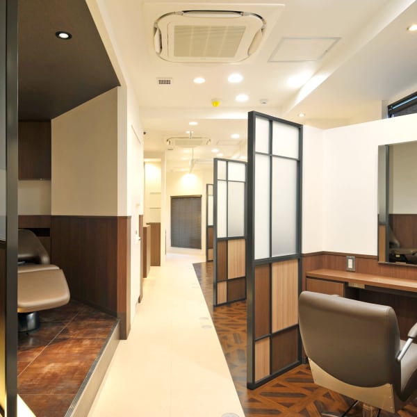 【Men's専用&半個室&マンツーマン】広々としたリラックスできる半個室空間で頭皮ケアカットを体験!|MEN'S WILL by SVENSON 大阪スポット