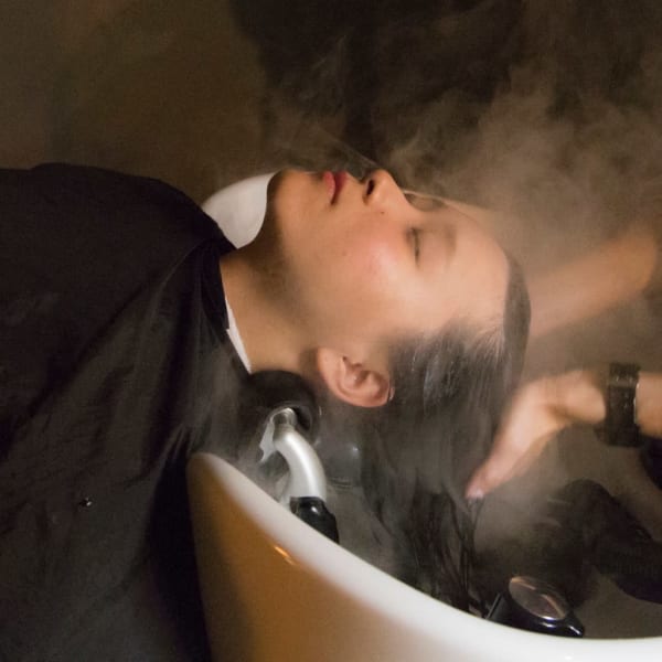 アロマの香りで癒し効果アップ》こだわりの癒しスペースで受ける極上のスパで髪と心の疲れをリセット!|STELLA PREMIUM HAIR