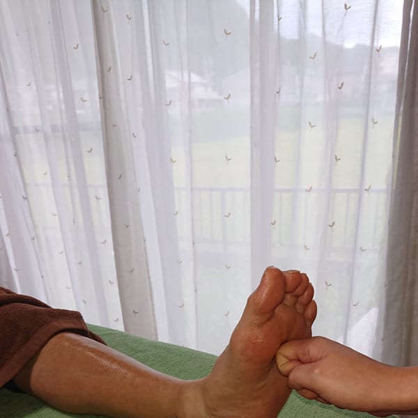 『日だまり』では、もみほぐしの他、足つぼ・ハンド・ヘッドなど、状態に合わせてコースをご用意♪|日だまり