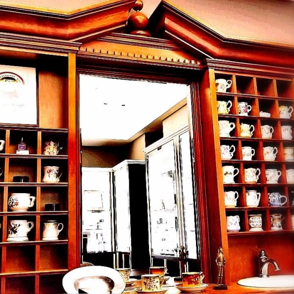 ドアを開けた左手に圧巻のバーバーディスプレイが！！|艶出専科本店