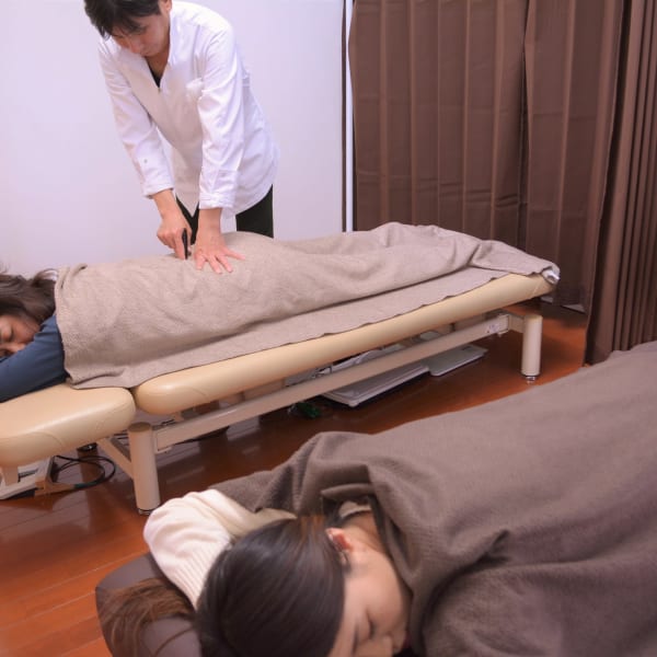 熟練のスタッフがじっくりマッサージ◎日々のお疲れもココで癒されて♪|本格整体&エステ 2Leaves