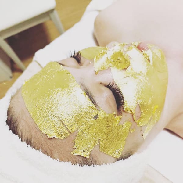 《贅沢！純金箔エステ》金の力と効果を実感◎お肌のキメを整え、毛穴を引き締め潤いに満ちお肌へ導きます♪|Gold Leaf